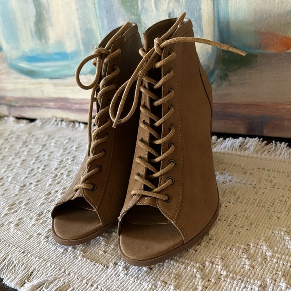 Y-Not? Lace Up Tan Leather Like Perforated Bootie Open Toe Block Heel Sz 7.5 - Picture 3 of 10
